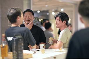 社員が談笑している様子