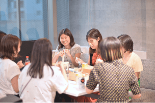 女性社員たちが食事をしながら談笑