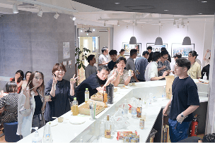 社内バーで乾杯する社員たち