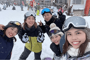 スノボ部の雪山での集合写真