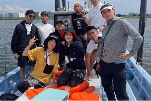 釣り部の船上での集合写真