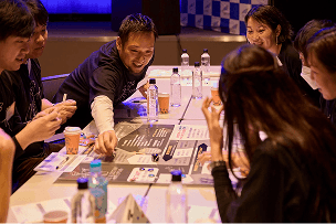 テーブルでゲームを楽しむ社員たち