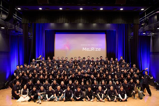 全社キックオフの集合写真