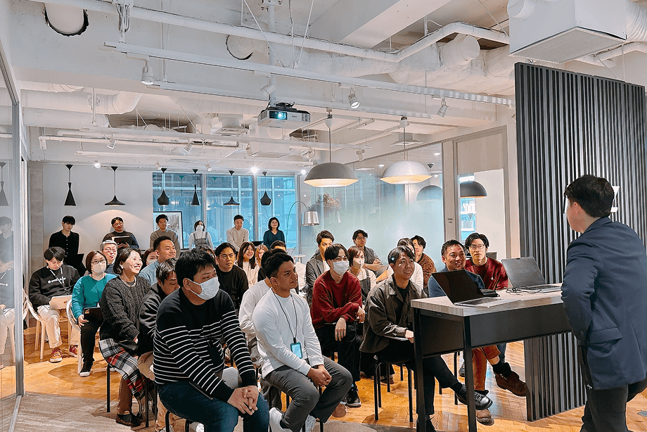 オフィスでの朝会の様子