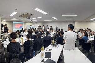 大きな会議室での全体会議