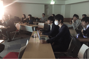 話を聞く社員たち